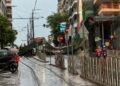 Πειραιάς: Έπεσε σκαλωσιά στη Λαμπράκη λόγω της κακοκαιρίας – Διακόπηκε η κυκλοφορία (αποκλειστικό βίντεο -σοκ)