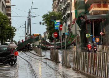 Χάος από την κακοκαιρία: Η στιγμή που σκαλωσιά καταρρέει στη Γρηγορίου Λαμπράκη – Διακόπηκε η κυκλοφορία (video)