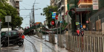 Πειραιάς: Έπεσε σκαλωσιά στη Λαμπράκη λόγω της κακοκαιρίας – Διακόπηκε η κυκλοφορία (αποκλειστικό βίντεο -σοκ)