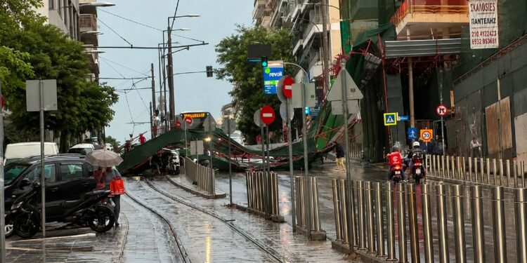 Χάος από την κακοκαιρία: Η στιγμή που σκαλωσιά καταρρέει στη Γρηγορίου Λαμπράκη – Διακόπηκε η κυκλοφορία (video)