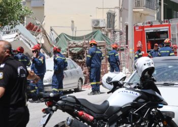 «Είχαν προειδοποιήσει εδώ και 15 ημέρες» – Τι δεν έγινε ποτέ πριν καταρρεύσει η πολυκατοικία στα Πετράλωνα (video)
