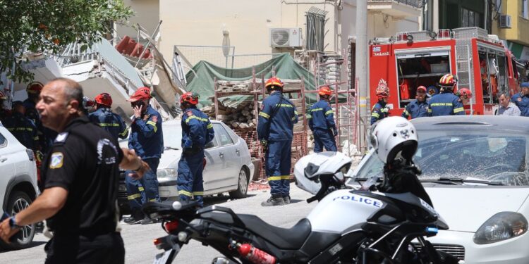«Είχαν προειδοποιήσει εδώ και 15 ημέρες» – Τι δεν έγινε ποτέ πριν καταρρεύσει η πολυκατοικία στα Πετράλωνα (Βίντεο)