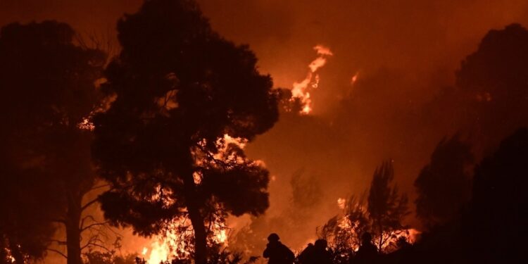 Εκτός ελέγχου η φωτιά στο Πόρτο Γερμενό: Στα 200μ. από τα πρώτα σπίτια στο Προσήλι – Μάχη σώμα με σώμα για να σωθούν σπίτια (video)