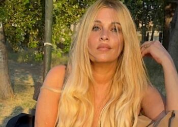 Χωρίς ρετούς και φίλτρα: Η Σαμπρίνα ποζάρει με μπικίνι στα 56 της και βάζει τα γυαλιά στις influencers (video)
