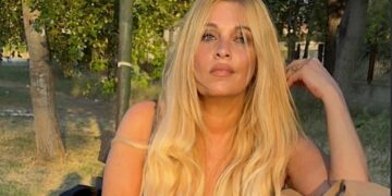 Χωρίς ρετούς και φίλτρα: Η Σαμπρίνα ποζάρει με μπικίνι στα 56 της και βάζει τα γυαλιά στις influencers (video)