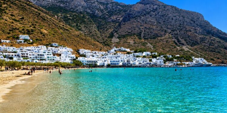 Οι Σουηδοί δεν ξεγελιούνται: Το νησί που προτιμούν γιατί έχει το καλύτερο φαγητό στην Ελλάδα, θεϊκές παραλίες και καλές τιμές