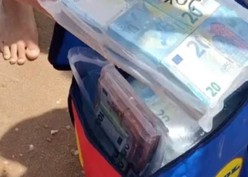Σκηνή βγαλμένη από αστυνομική ταινία: Πήγαν για μπάνιο και βρήκαν… 700.000 ευρώ σε τσάντα από τα Lidl