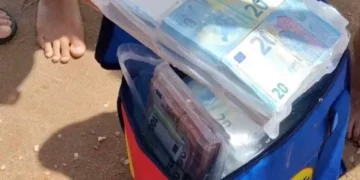 Σκηνή βγαλμένη από αστυνομική ταινία: Πήγαν για μπάνιο και βρήκαν… 700.000 ευρώ σε τσάντα από τα Lidl