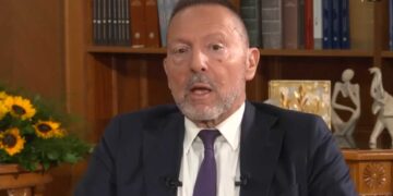 Στουρνάρας: «Δημοσιονομική τρέλα» 13η σύνταξη και παροχές που δεν αντικατοπτρίζονται στον δημοσιονομικό χώρο (video)