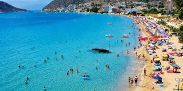 Από ταπεινό ψαροχώρι, top προορισμός: Σε 2 ώρες με αμάξι, κολυμπάς σε κρυστάλλινα νερά και κάνεις τις πιο ξεκούραστες διακοπές της ζωής σου