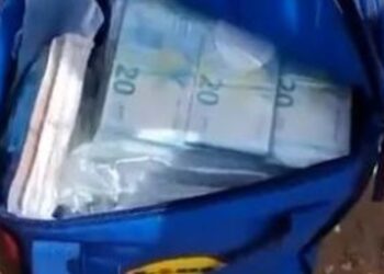 Απίστευτο περιστατικό σε παραλία: Ξεβράστηκαν 600.000 ευρώ μέσα σε σακούλες – Τι συνέβη (video)