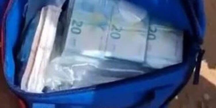 Απίστευτο περιστατικό σε παραλία: Ξεβράστηκαν 600.000 ευρώ μέσα σε σακούλες – Τι συνέβη (video)