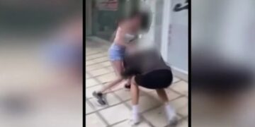 Alldaynews.gr Άγριος ξυλοδαρμός 15χρονης από συνομήλικές της – «Ήταν αμοιβαία συμπλοκή, και εμείς κάναμε μήνυση», λέει πατέρας κατηγορούμενης (video)