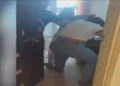 Viral βίντεο: Βρήκε τον άνδρα της στο διαμέρισμα άλλης γυναίκας και πιάστηκαν μαλλί με μαλλί – Εκείνος καθόταν και τις κοιτούσε (video)