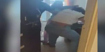 Viral βίντεο: Βρήκε τον άνδρα της στο διαμέρισμα άλλης γυναίκας και πιάστηκαν μαλλί με μαλλί – Εκείνος καθόταν και τις κοιτούσε (video)