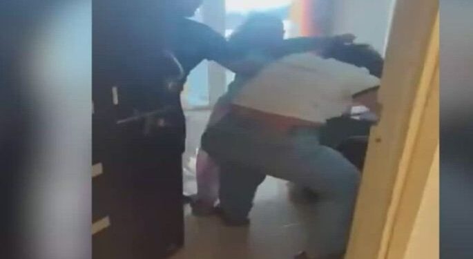 Viral βίντεο: Βρήκε τον άνδρα της στο διαμέρισμα άλλης γυναίκας και πιάστηκαν μαλλί με μαλλί – Εκείνος καθόταν και τις κοιτούσε (video)