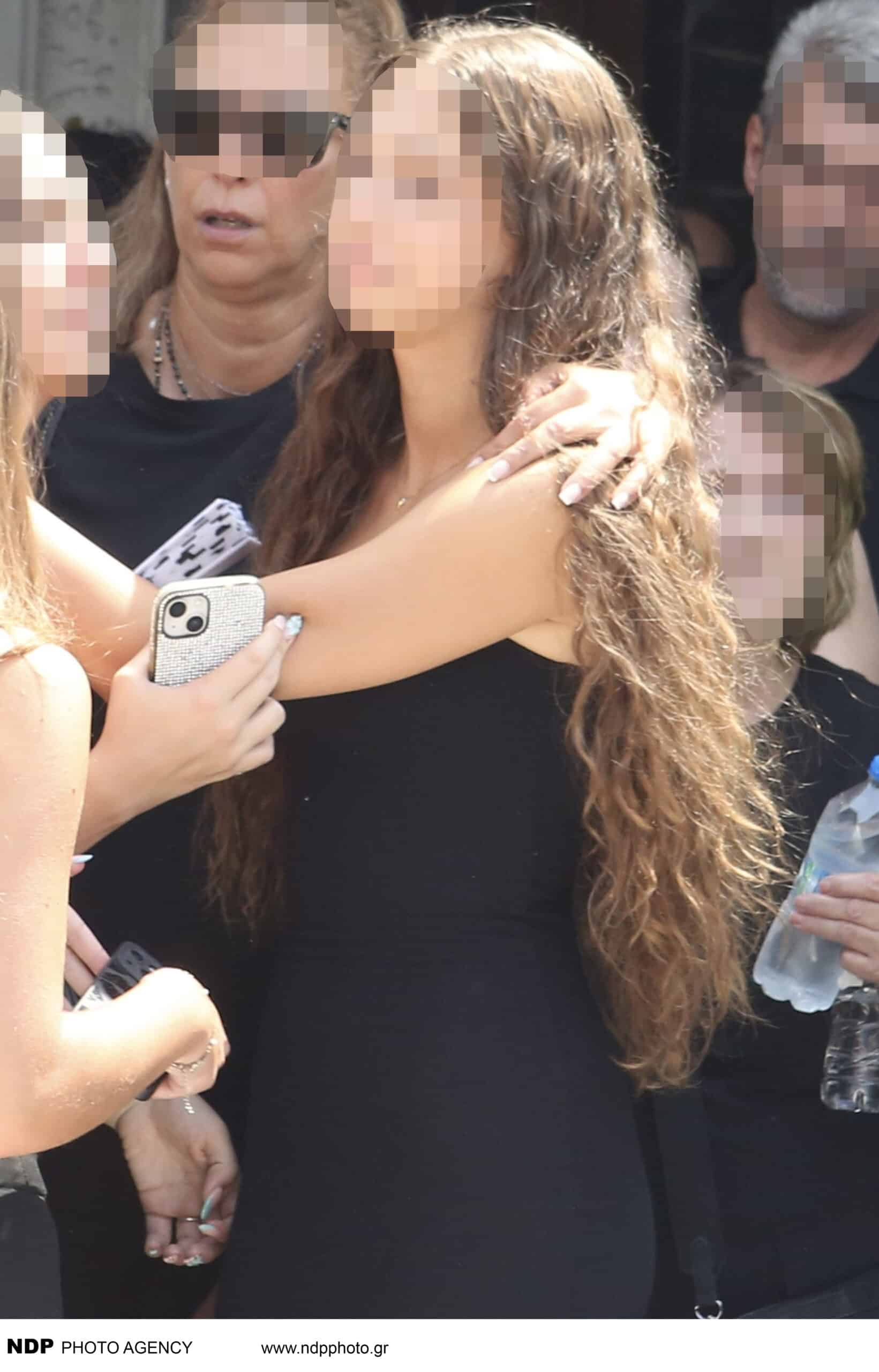 Η κόρη του Δημήτρη Κόκοτα στην κηδεία του