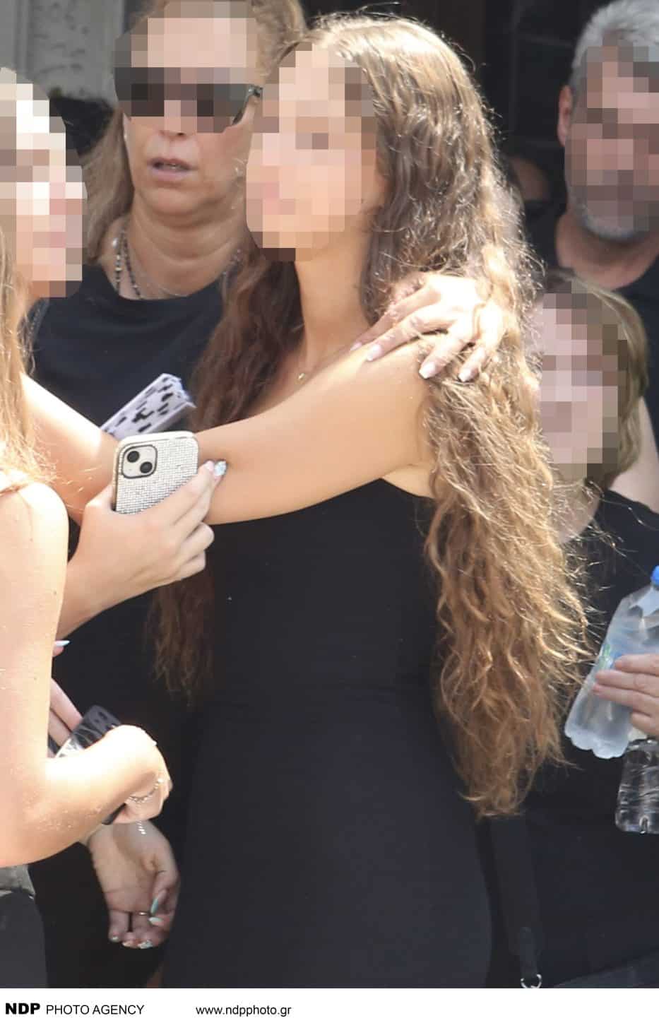 Η κόρη του Δημήτρη Κόκοτα βγαίνει από την εκκλησία