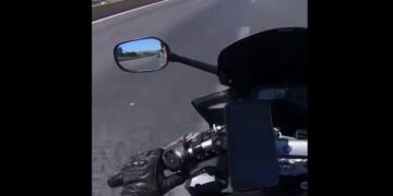 Κι όποιον πάρει ο Χάρος: Ηλικιωμένη οδηγούσε ανάποδα στην Εθνική οδό (video)