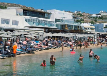 Ποια 4 μέτρα; Οριακά στη θάλασσα έχουν τοποθετηθεί οι ξαπλώστρες στον Πλατύ Γιαλό (Φωτογραφίες)