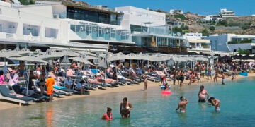 Ποια 4 μέτρα; Οριακά στη θάλασσα έχουν τοποθετηθεί οι ξαπλώστρες στον Πλατύ Γιαλό (Φωτογραφίες)