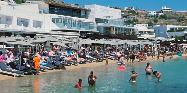 Ποια 4 μέτρα; Οριακά στη θάλασσα έχουν τοποθετηθεί οι ξαπλώστρες στον Πλατύ Γιαλό (Φωτογραφίες)