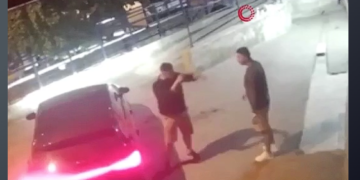 Τραγωδία: Κατέβηκαν από το αυτοκίνητο και έπαιξαν ξύλο – Τον Έπνιξε με λαβή στη μέση του δρόμου – Σκληρά πλάνα