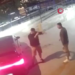 Τραγωδία: Κατέβηκαν από το αυτοκίνητο και έπαιξαν ξύλο – Τον Έπνιξε με λαβή στη μέση του δρόμου – Σκληρά πλάνα