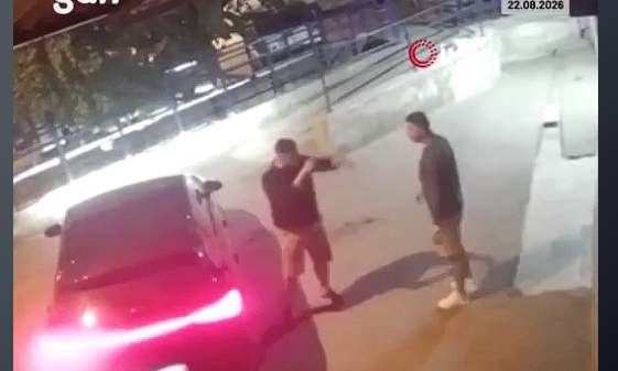 Τραγωδία: Κατέβηκαν από το αυτοκίνητο και έπαιξαν ξύλο – Τον Έπνιξε με λαβή στη μέση του δρόμου – Σκληρά πλάνα