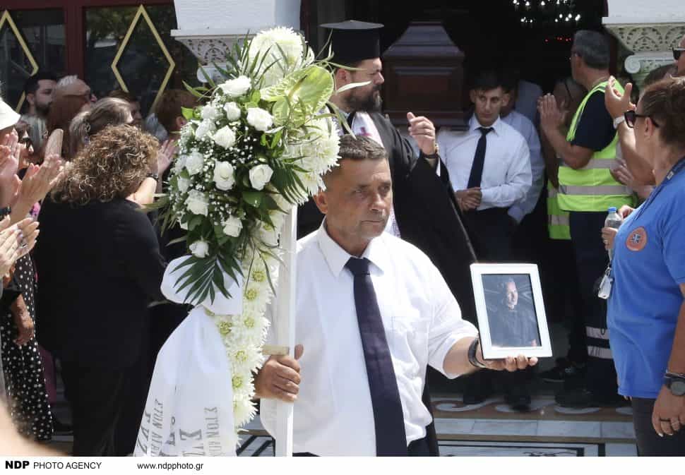Η Ριάνα Κόκοτα στην κηδεία του πατέρα της
