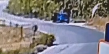 Συγκλονιστικό βίντεο από τη στιγμή που 59χρονος βάζει φωτιά σε ξερά χόρτα και εξαφανίζεται