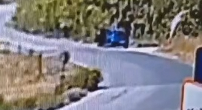 Συγκλονιστικό βίντεο από τη στιγμή που 59χρονος βάζει φωτιά σε ξερά χόρτα και εξαφανίζεται