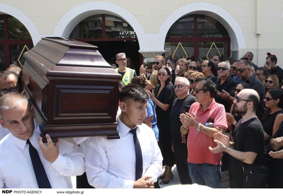 Σκοτείνιασε ο ουρανός κατά την ταφή του Δημήτρη Κόκοτα