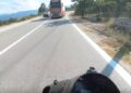 Εξοργιστικό βίντεο: «Δολοφόνος» με βυτιοφόρο κάνει προσπέραση πάνω σε στροφή – Οδηγός μηχανής γλιτώνει στο τσακ