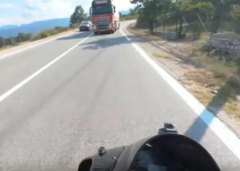 Εξοργιστικό βίντεο: «Δολοφόνος» με βυτιοφόρο κάνει προσπέραση πάνω σε στροφή – Οδηγός μηχανής γλιτώνει στο τσακ