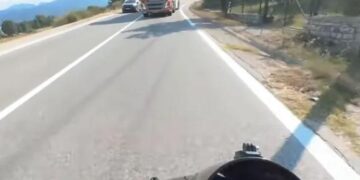 Εξοργιστικό βίντεο: «Δολοφόνος» με βυτιοφόρο κάνει προσπέραση πάνω σε στροφή – Οδηγός μηχανής γλιτώνει στο τσακ