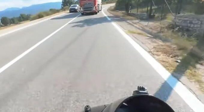 Εξοργιστικό βίντεο: «Δολοφόνος» με βυτιοφόρο κάνει προσπέραση πάνω σε στροφή – Οδηγός μηχανής γλιτώνει στο τσακ