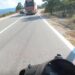 Εξοργιστικό βίντεο: «Δολοφόνος» με βυτιοφόρο κάνει προσπέραση πάνω σε στροφή – Οδηγός μηχανής γλιτώνει στο τσακ
