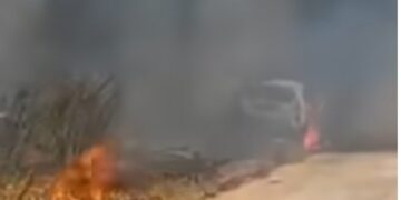 ΕΚΤΑΚΤΟ: Βρέθηκε απανθρακωμένη σορός σε αυτοκίνητο – Οριοθετήθηκε η πυρκαγιά (video)