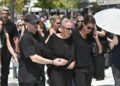 Κηδεία Δημήτρη Κόκοτα: Σοκ με την εικόνα της αδελφής του Έλλης – Υποβασταζόμενη και εμφανώς καταβεβλημένη στο τελευταίο «αντίο»