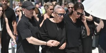 Κηδεία Δημήτρη Κόκοτα: Σοκ με την εικόνα της αδελφής του Έλλης – Υποβασταζόμενη και εμφανώς καταβεβλημένη στο τελευταίο «αντίο»