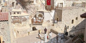 Παναγία Σουμελά: Συγκίνηση στη Θεία Λειτουργία παρά τους τουρκικούς περιορισμούς (video)