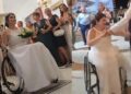 Η πιο συγκινητική στιγμή: Με το αμαξίδιό της στην εκκλησία η Χριστίνα για να παντρευτεί (video)