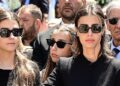 Κηδεία Βαρβιτσιώτη: Συγκλόνισαν με τα λόγια τους οι τρεις εγγονές του – «Παππού, μας λείπεις πολύ – Είναι τιμή μας που είμαστε εγγονές σου»