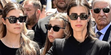 Κηδεία Βαρβιτσιώτη: Συγκλόνισαν με τα λόγια τους οι τρεις εγγονές του – «Παππού, μας λείπεις πολύ – Είναι τιμή μας που είμαστε εγγονές σου»