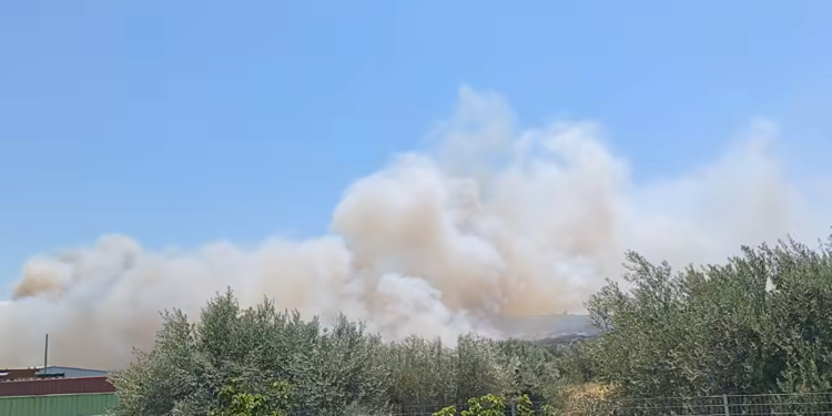 Φωτιά στη Βιομηχανική Περιοχή Κορωπίου, μήνυμα από το 112 για ετοιμότητα