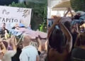 Απίστευτη εικόνα στην Κρήτη: Πήραν κατάκοιτη ηλικιωμένη σε ξαπλώστρα για να μη χάσει το πανηγύρι του χωριού