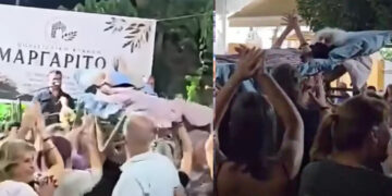 Απίστευτη εικόνα στην Κρήτη: Πήραν κατάκοιτη ηλικιωμένη σε ξαπλώστρα για να μη χάσει το πανηγύρι του χωριού