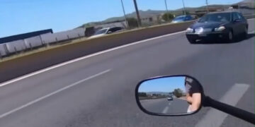 Κι όποιον πάρει ο Χάρος: Ηλικιωμένη οδηγούσε ανάποδα στην Εθνική οδό (video)