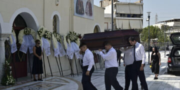 Δημήτρης Κόκοτας: Θλίψη στην κηδεία του αγαπημένου τραγουδιστή – Τραγικές φιγούρες η σύζυγος και η κόρη του